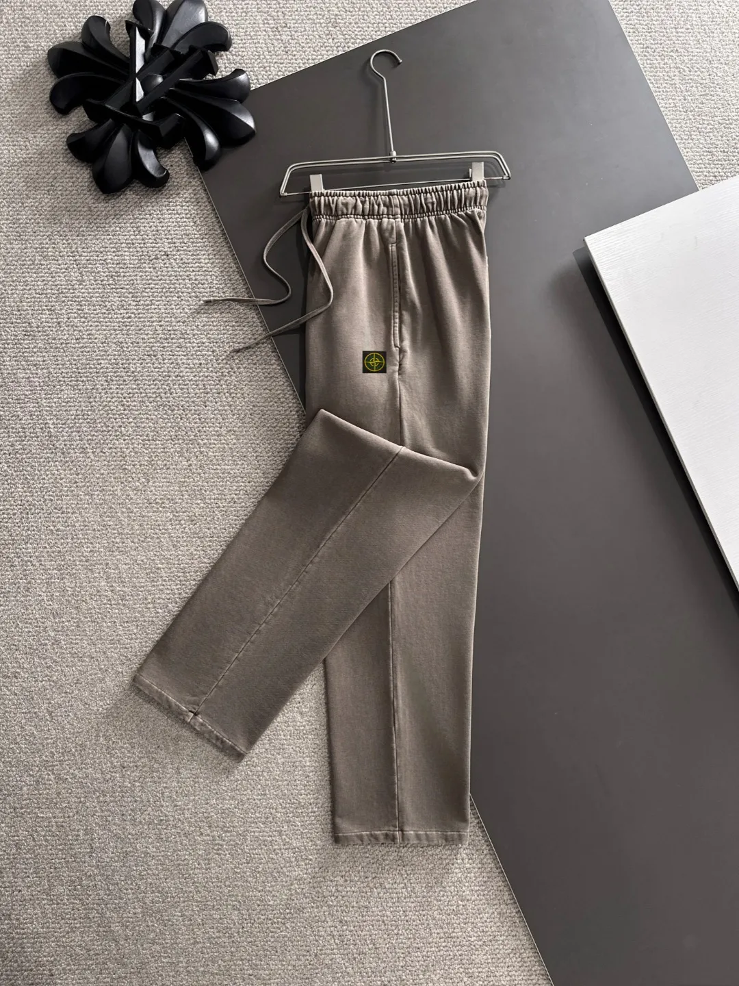 Next day shipment P360 Stone lsland/Stone Island Exclusively launches 25ss autumn and winter new high-quality trousers. Compare real-life details at will. Craftsmanship that ordinary small workshops cannot copy. Top-level ZP development. Unique imported fabric feel. Purely imported German machine production. Precision operation. Ten thousand needle density. A pair of trousers with rich details. You can see the development strength. A full set of new accessories are customized simultaneously. Simple yet elegant. Soft, delicate and comfortable. The upper body is versatile and fashionable. A perfect choice for autumn and winter. A must-have item. Loose fit. Please refer to the size chart when placing an order: S to XXL (or state your height and weight when placing an order)